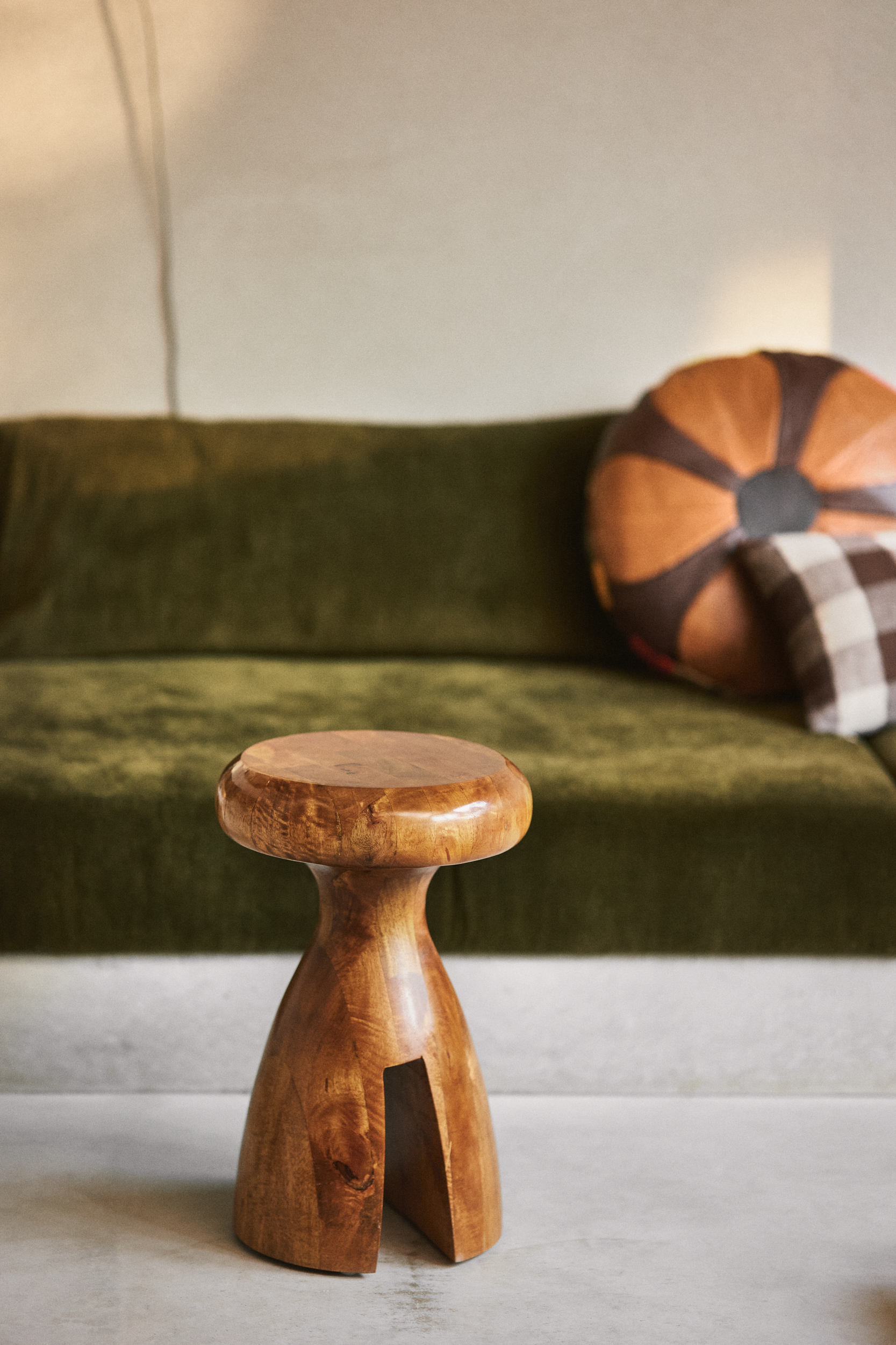 Wooden stool chestnut | HKLIVING