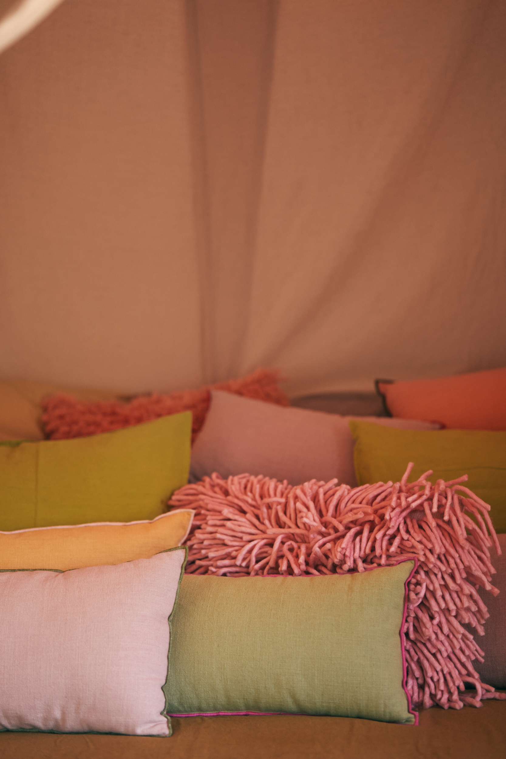 Rugged woolen cushion pink (70x45cm) | HKLIVING